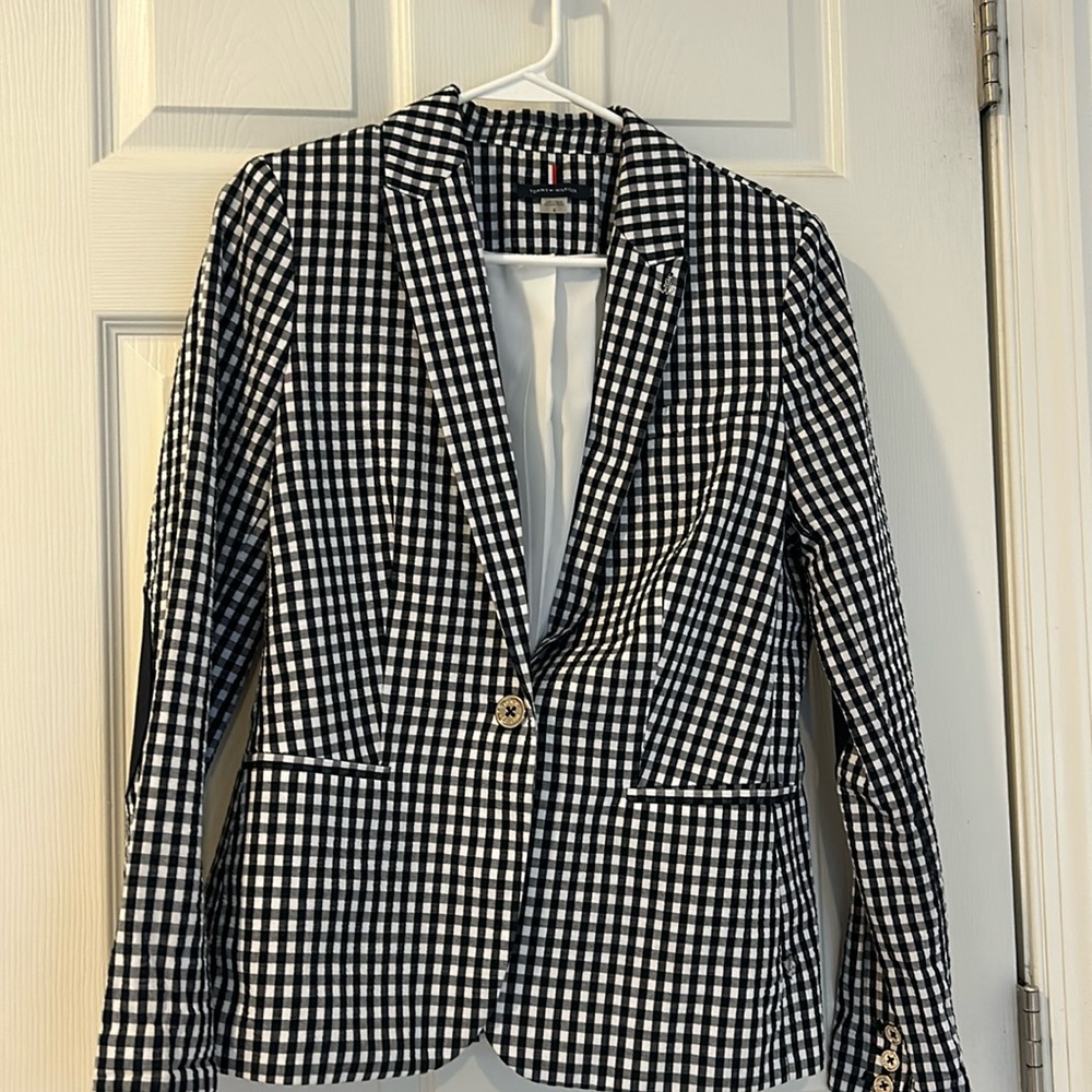 Calling all my preppy sisters! Classic blazer.